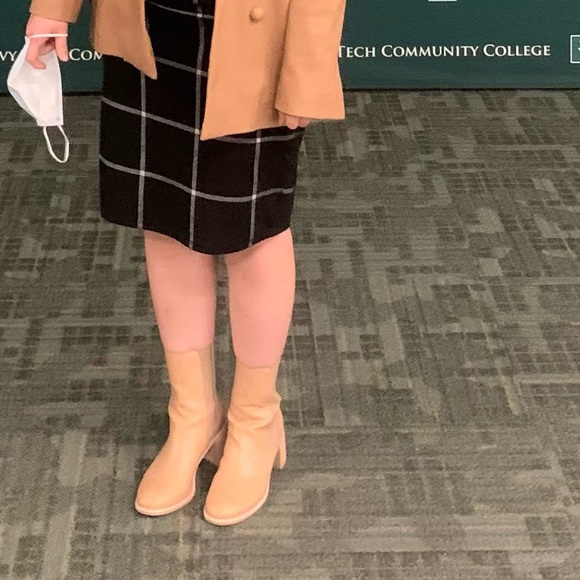 Women’s Tan Chelsea Boots - Picture 4 of 8